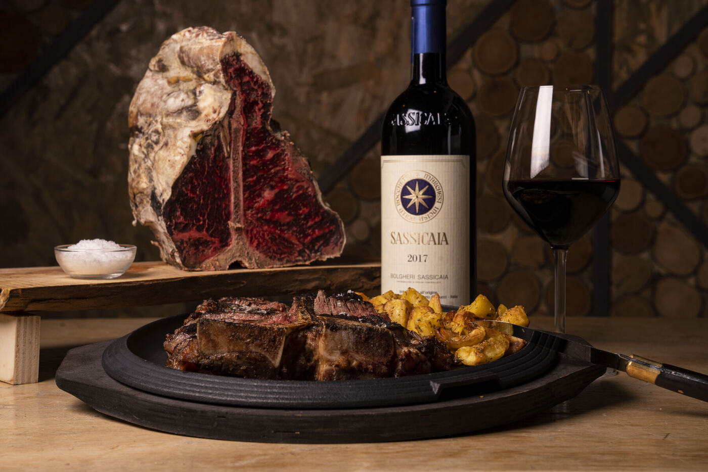 Carne frollata alla brace con calice di rosso